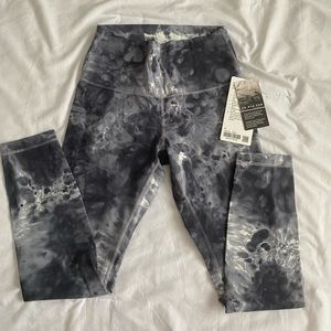NWT - Marble Dyed Wunder Under - Size 6 - 25” inseam